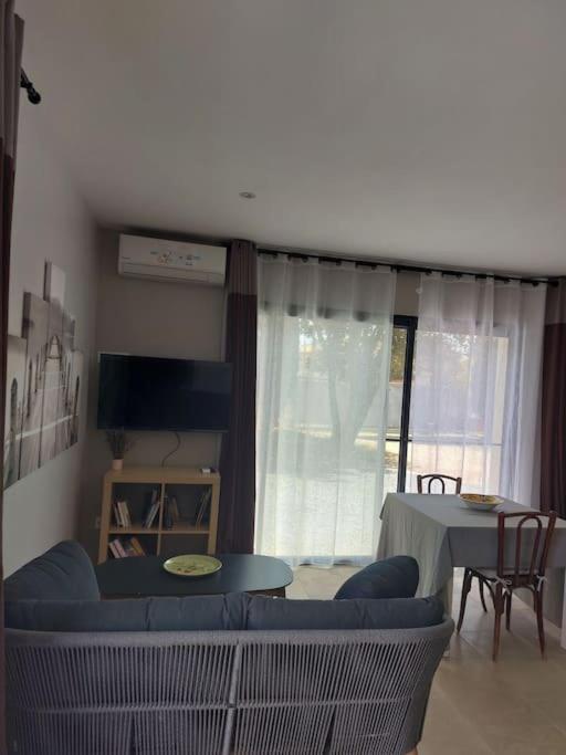 Villa Location Independante Au Coeur Des Alpilles Pour 2 Personnes Avec Jacuzzi Aureille Esterno foto