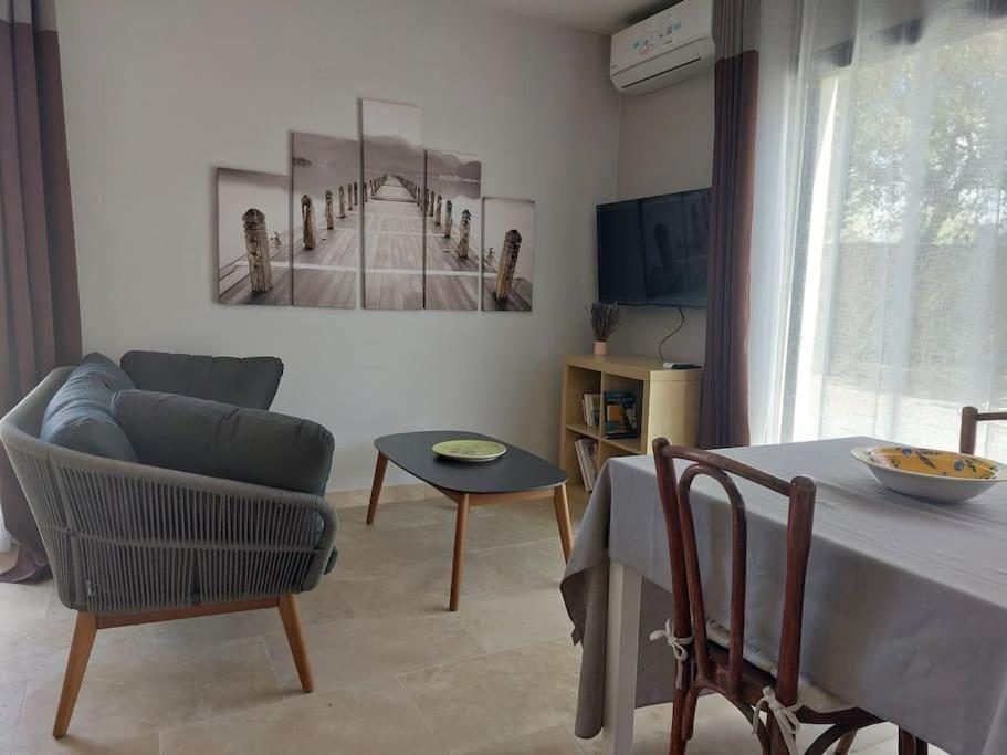 Villa Location Independante Au Coeur Des Alpilles Pour 2 Personnes Avec Jacuzzi Aureille Esterno foto