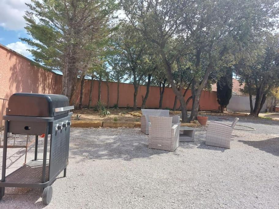 Villa Location Independante Au Coeur Des Alpilles Pour 2 Personnes Avec Jacuzzi Aureille Esterno foto