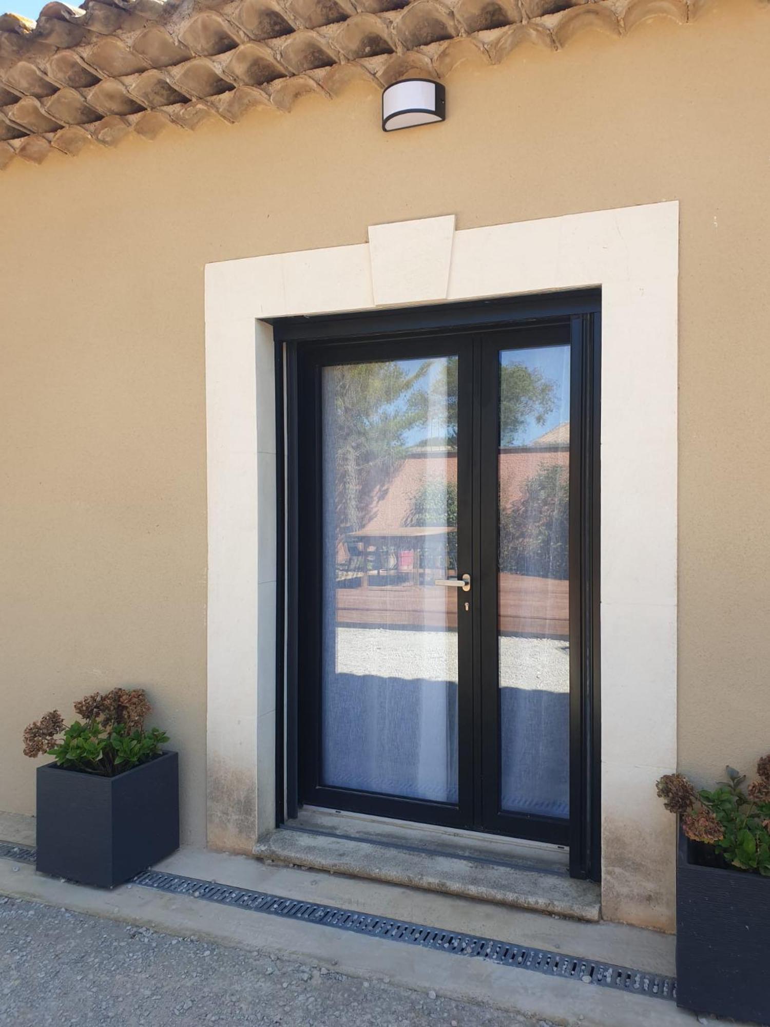 Villa Location Independante Au Coeur Des Alpilles Pour 2 Personnes Avec Jacuzzi Aureille Esterno foto